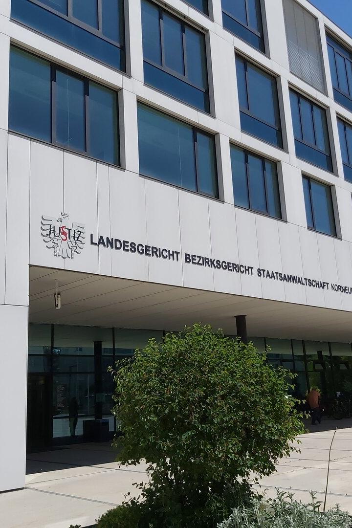 Das Landesgericht, Bezirksgericht und die Staatsanwaltschaft Korneuburg in einem modernen Gebäude.