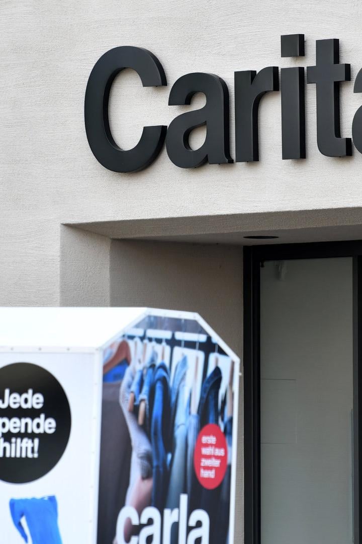Das Caritas-Zentrum mit einem Spendenaufruf vor dem Eingang.