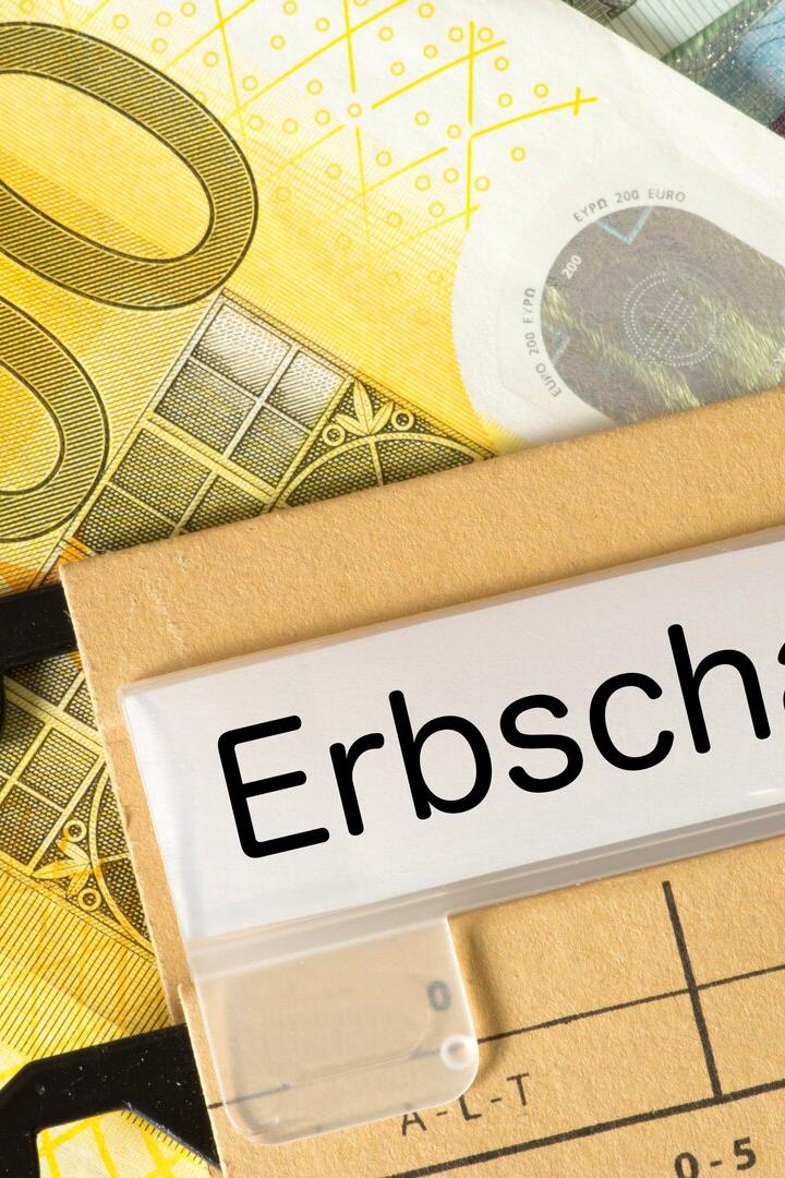 Mehrere Euro-Geldscheine liegen unter einem Ordner mit der Aufschrift „Erbschaft“.
