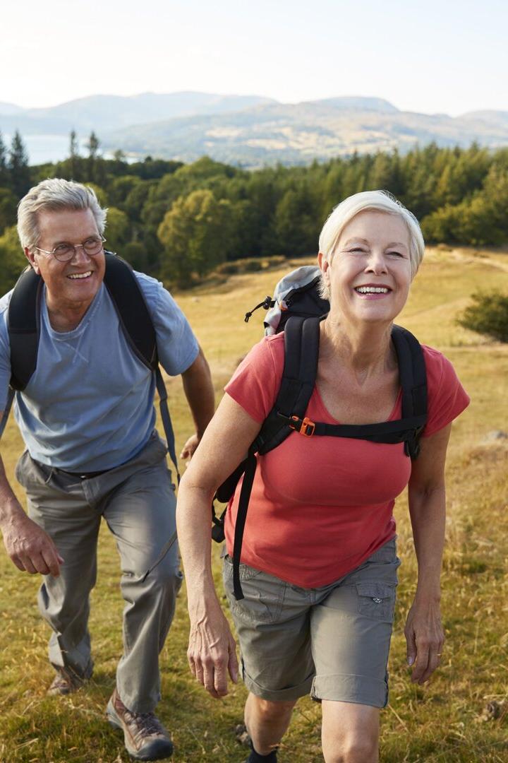 Ein älteres Paar beim Wandern.