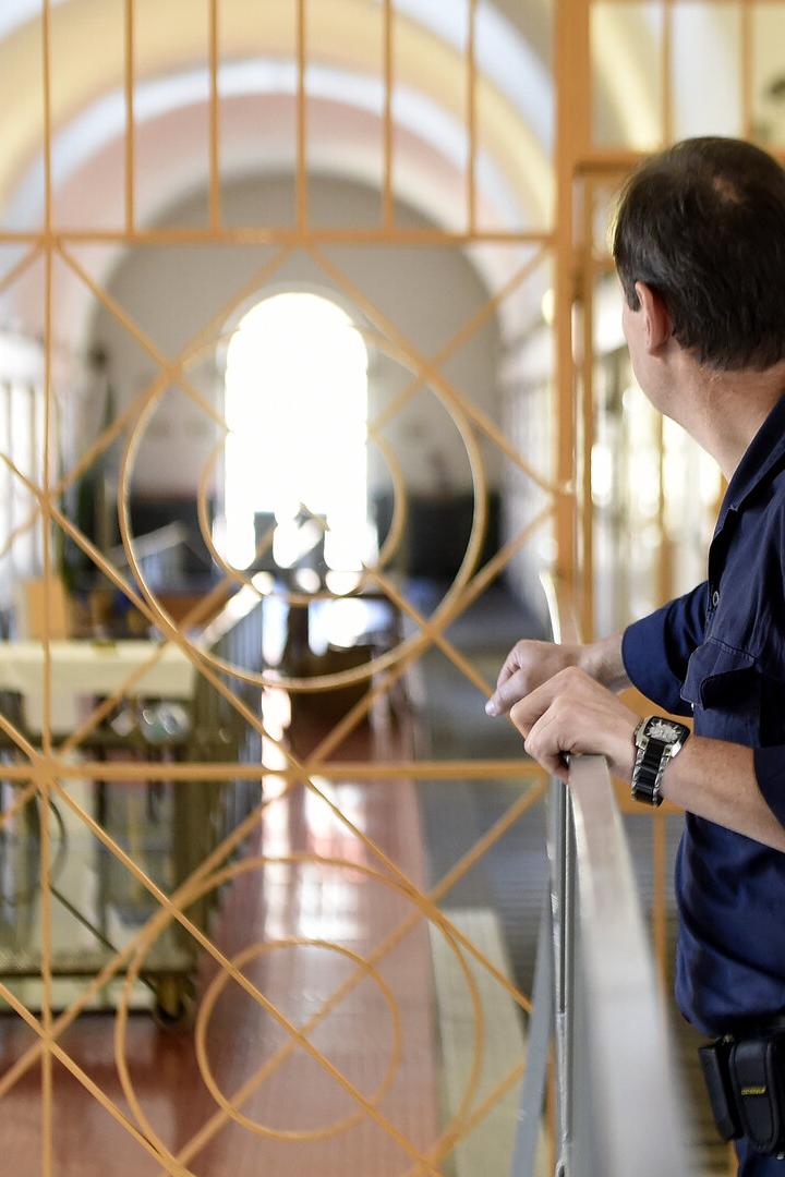 Ein Justizbeamter in einer Justizanstalt.