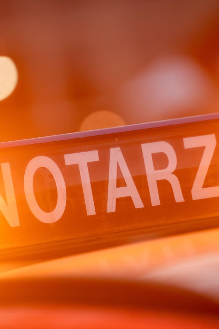 Ein beleuchtetes Schild mit der Aufschrift „Notarzt“.