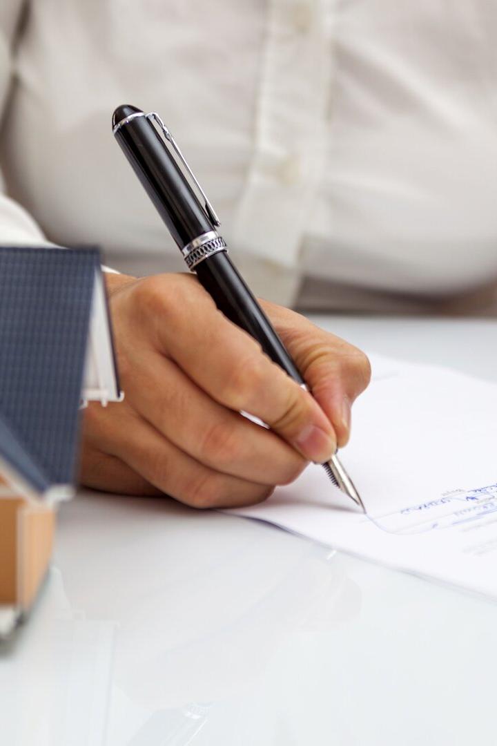 Mann unterzeichnet Vertrag