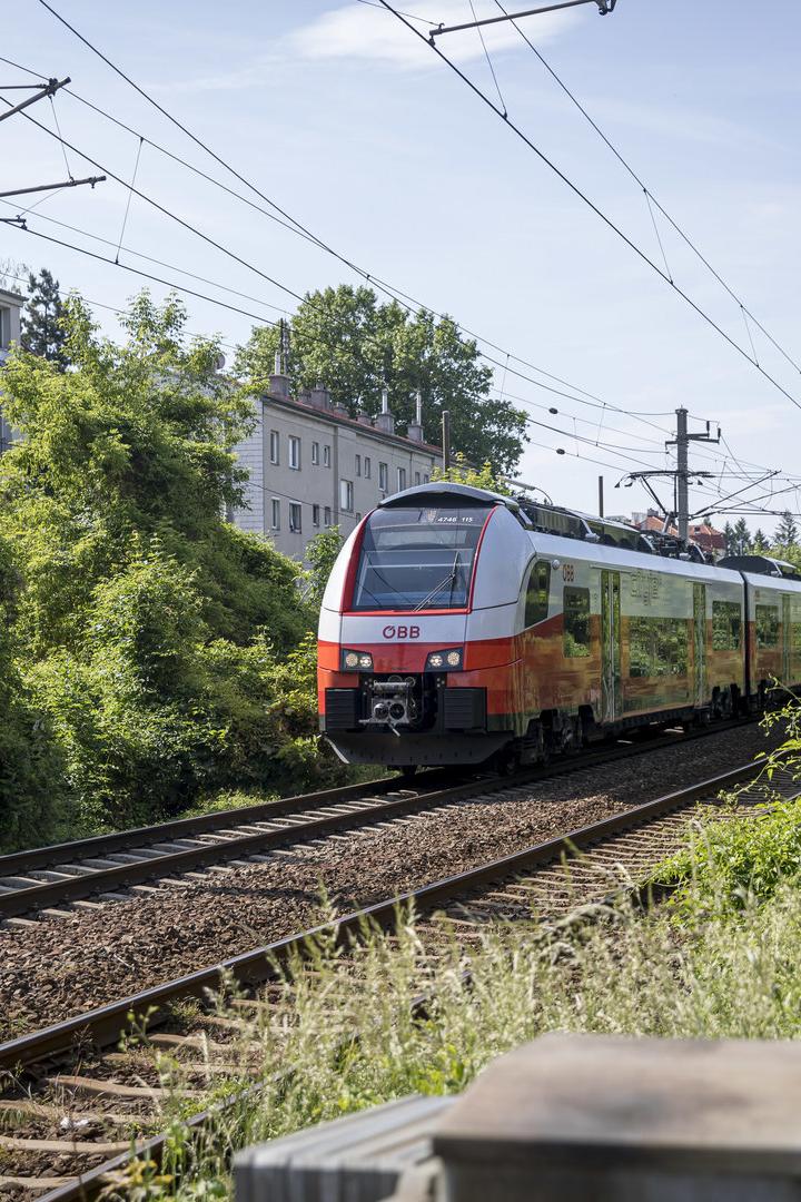 Ein Zug fährt auf der Verbindungsbahn.