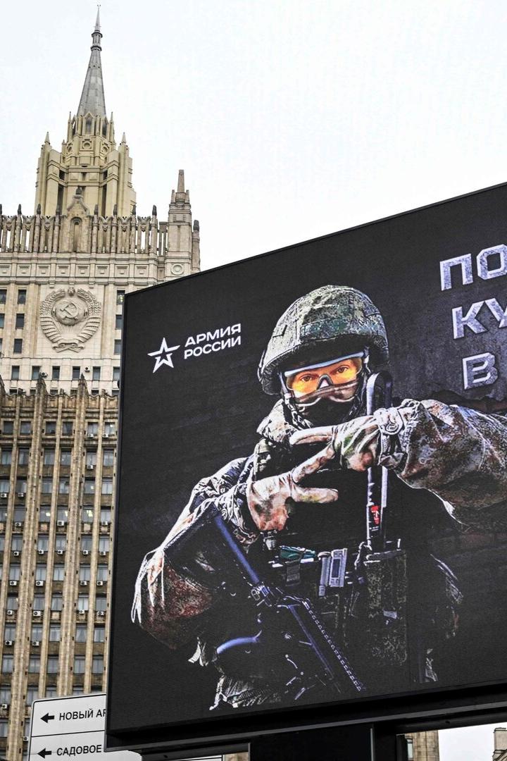 Ein Werbeplakat der russischen Armee vor dem Außenministerium in Moskau zeigt einen Soldaten mit dem Slogan „Der Sieg wird im Feuer geschmiedet“.