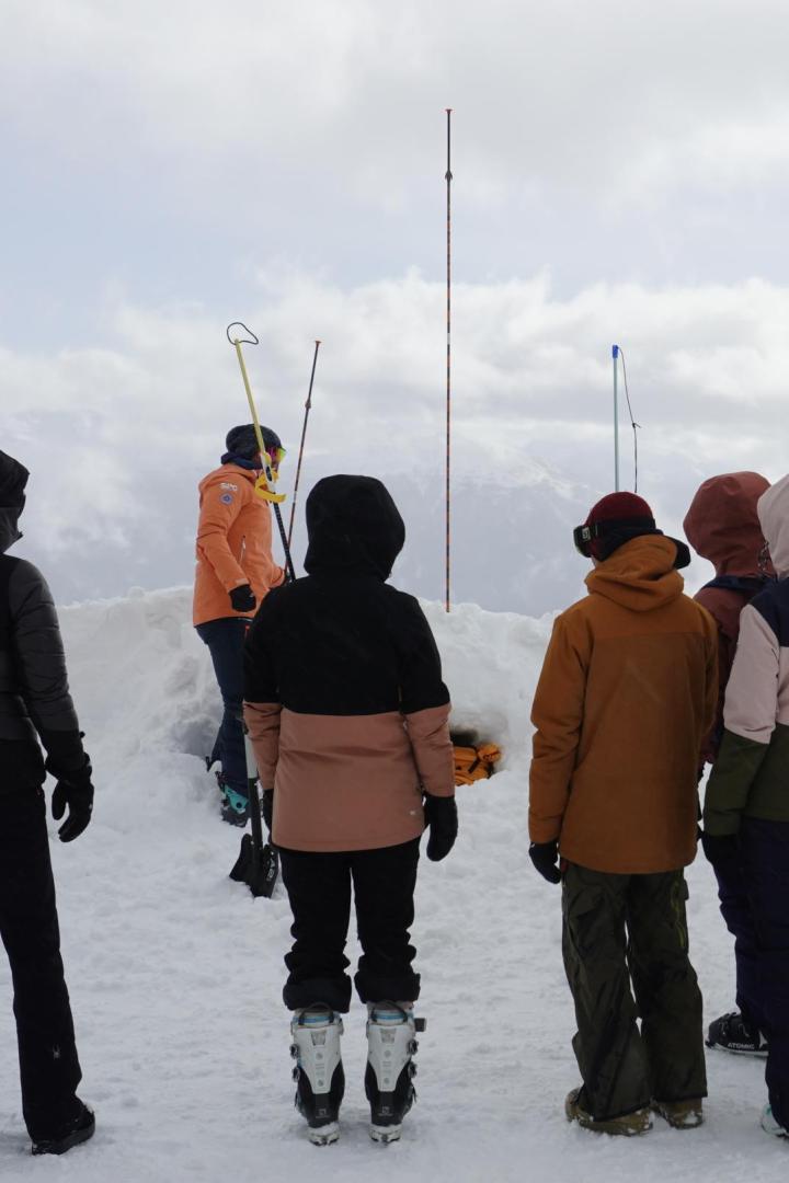 Eine Gruppe von Skifahrern steht auf einem schneebedeckten Feld.