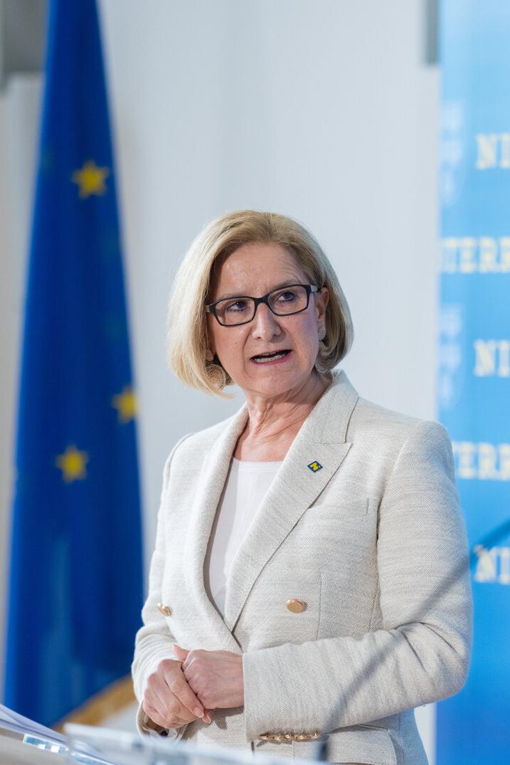 Johanna Mikl-Leitner bei einer Pressekonferenz in Niederösterreich.