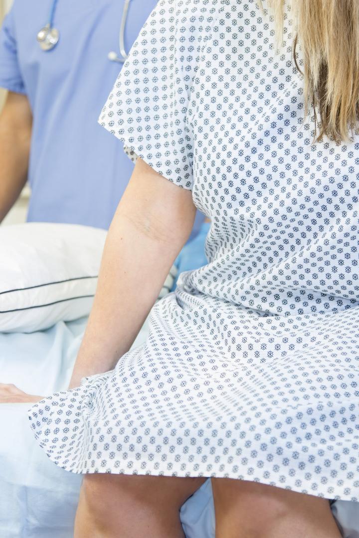 Eine Frau bei einer medizinischen Kontrolle.