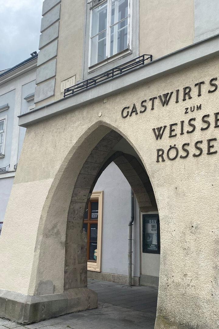 Das Lokal steht seit Jahren leer. Das Wirtshaus im Erdgeschoß des Rathauses wird bis 2028 umgebaut.