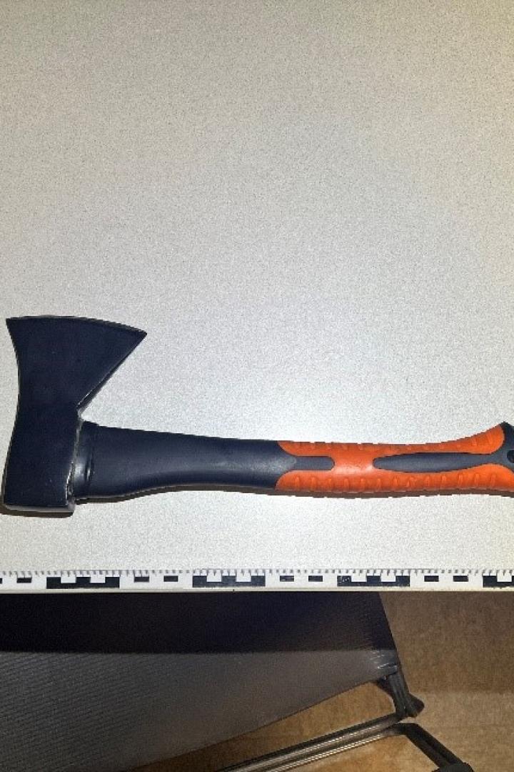 Ein Mann drohte Polizisten mit Axt.