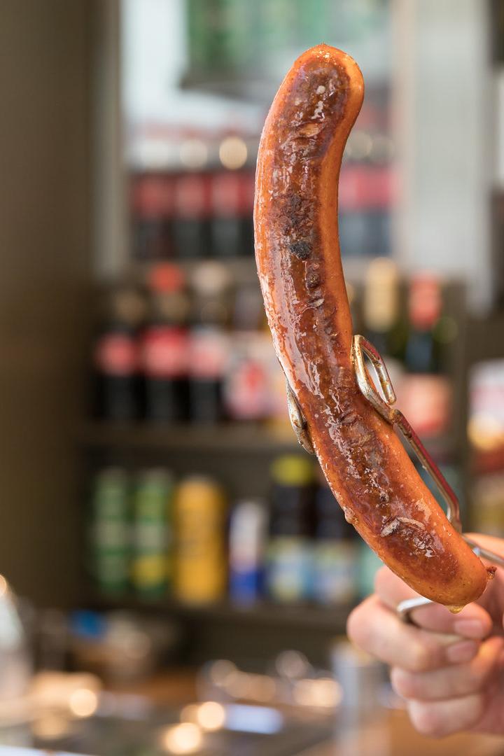 Gebratene Wurst bei einem Wiener Würstelstand