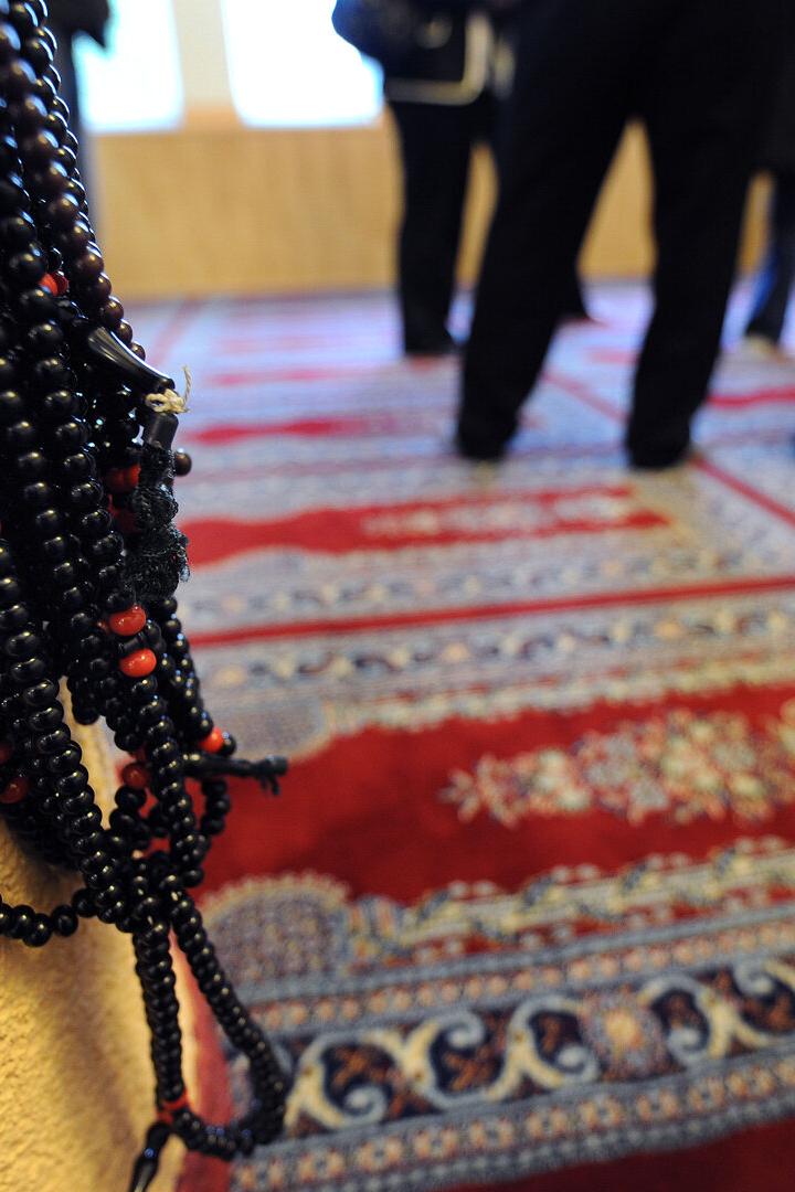 Ein Gebetsraum in einer Moschee (Symbolbild)