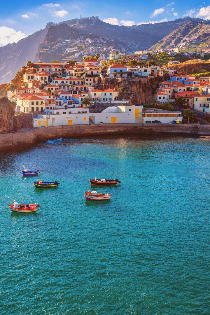 Das Fischerdorf Câmara de Lobos auf Madeira.