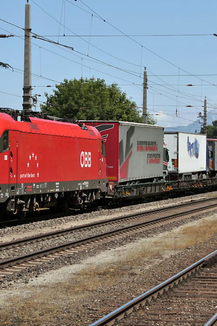 Ein Güterzug der ÖBB fährt auf einer Bahnstrecke.