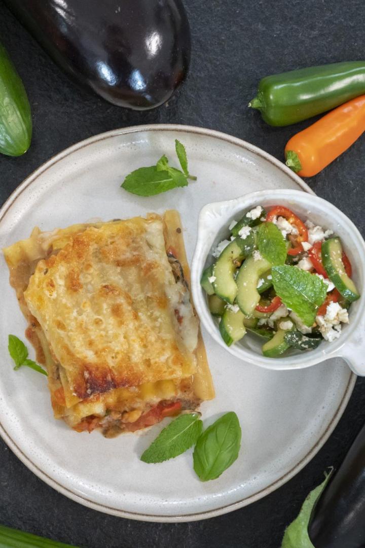 Gartenfrisch aus dem Kochsalon: Melanzani-Lasagne mit Kräuter-Gurkensalat