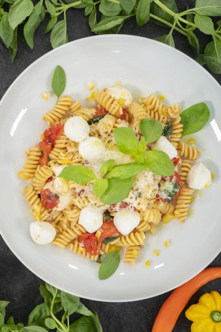 Gartenfrisch aus dem Kochsalon: Nudeln Caprese mit Paradeiser und Mozzarella