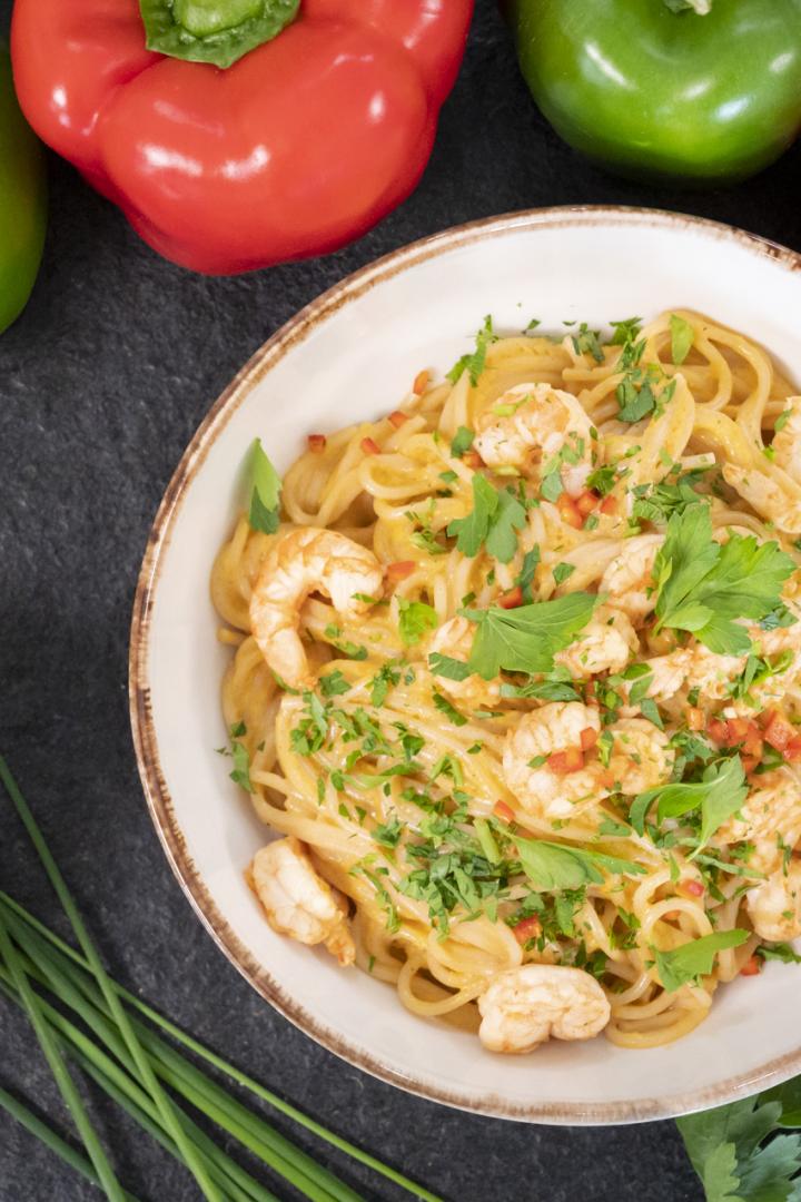 Gartenfrisch aus dem Kochsalon: Spaghetti mit geröstetem Paprika und Chili-Garnelen