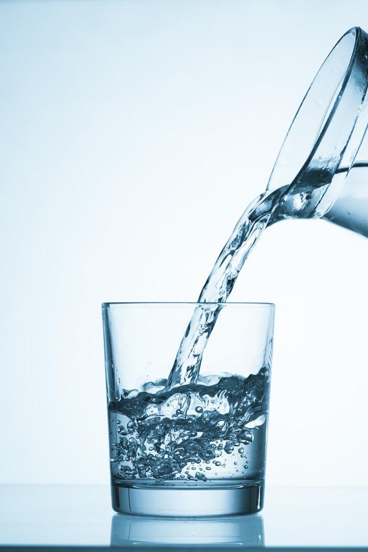 Es ist empfehlenswert, Wasser in seiner natürlichen Form zu trinken.