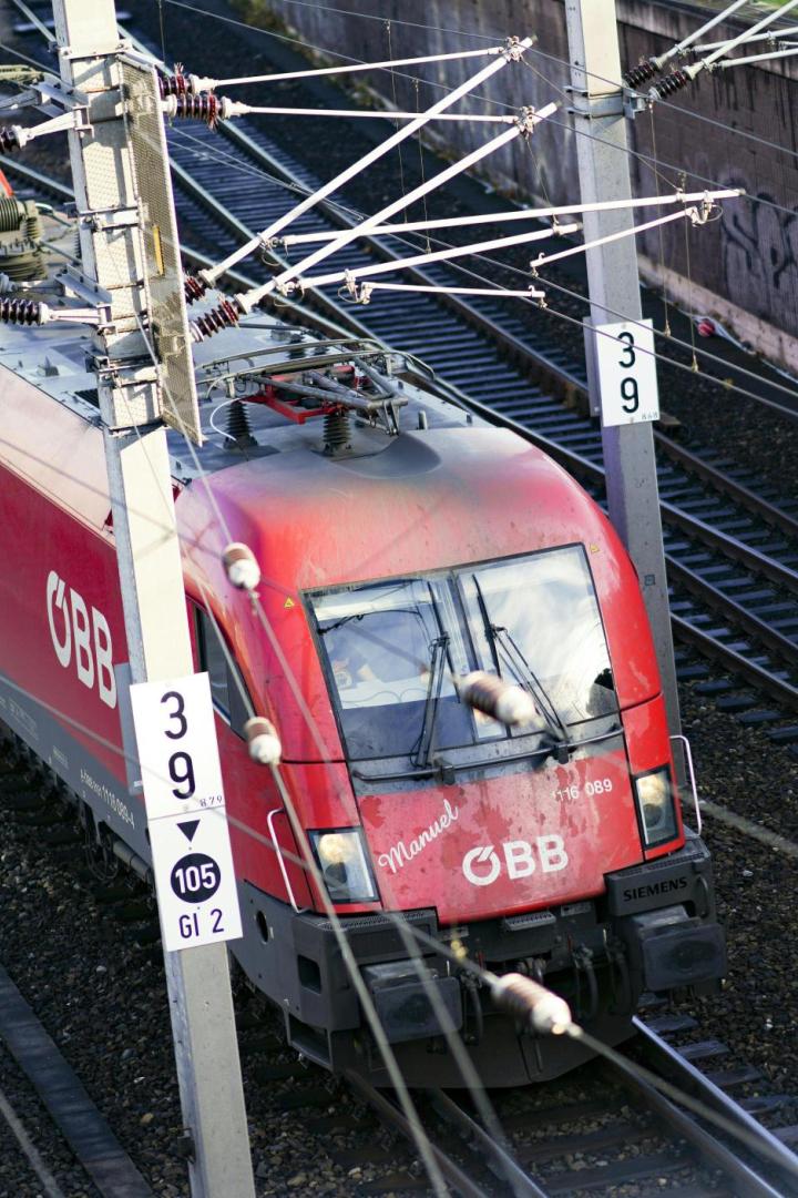ÖBB-Zug fährt auf den Gleisen des Bahnhof Wien-Meidling