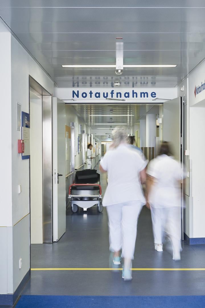 Zwei Krankenschwestern in Spital, darüber Schild "Notaufnahme"