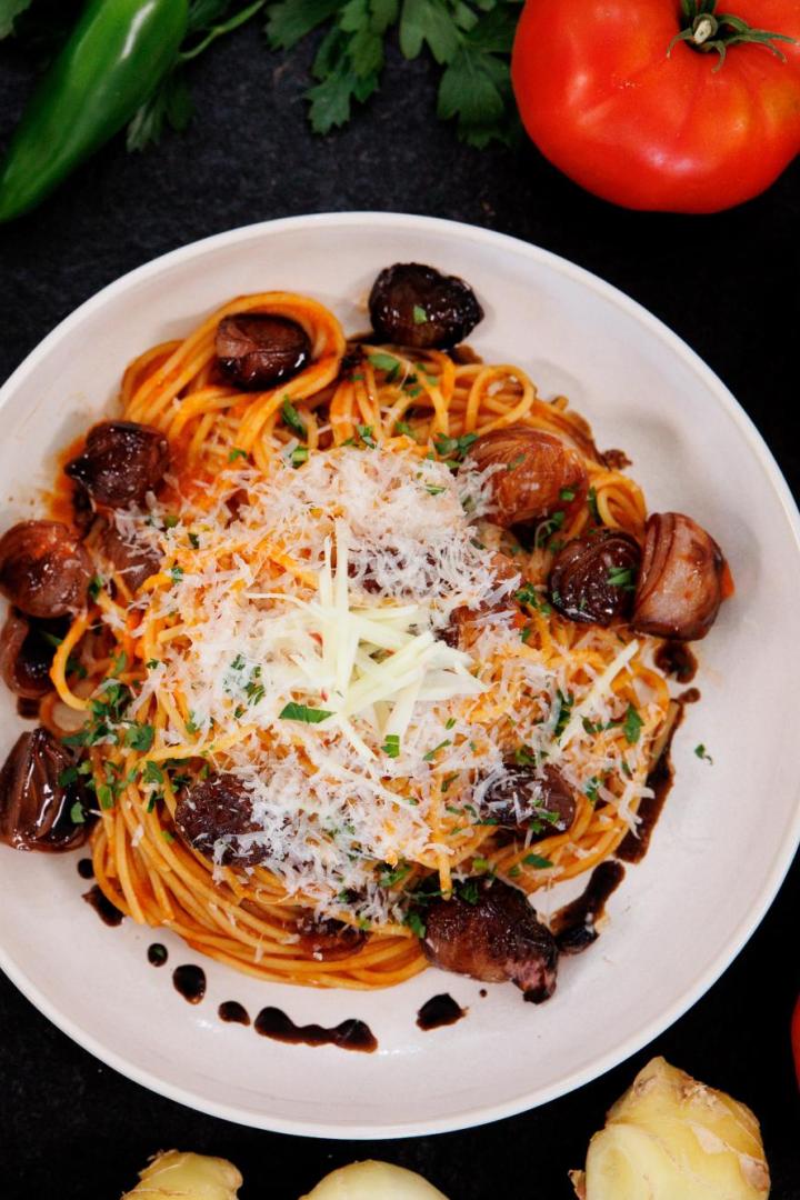 Gartenfrisch aus dem Kochsalon: Spaghetti mit Paradeiser-Ingwer-Sauce und karamellisierten Balsamicozwiebeln