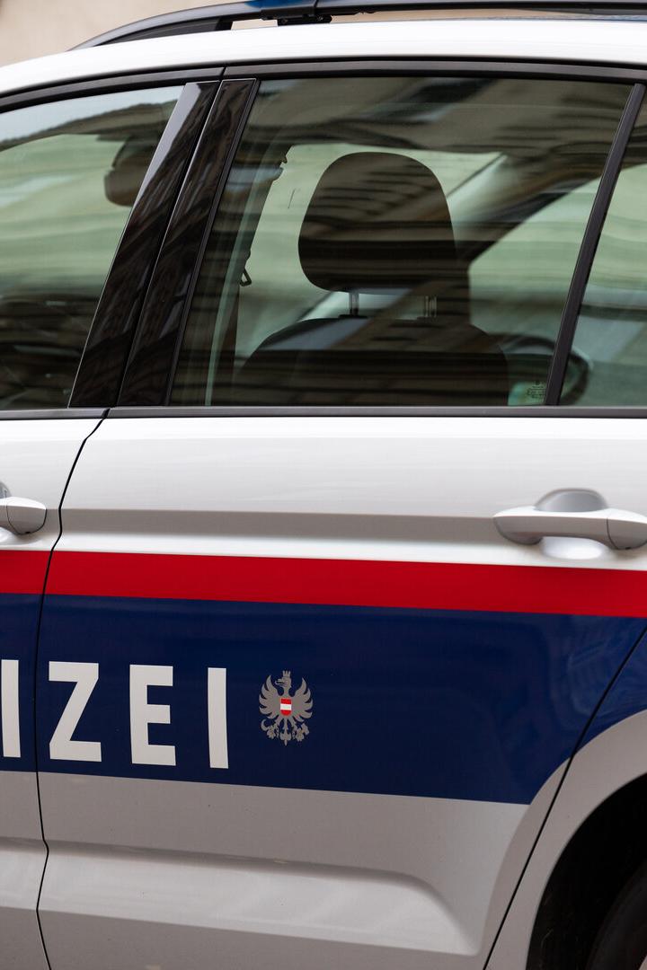 Der Schriftzug „Polizei“ auf einem österreichischen Polizeiauto.