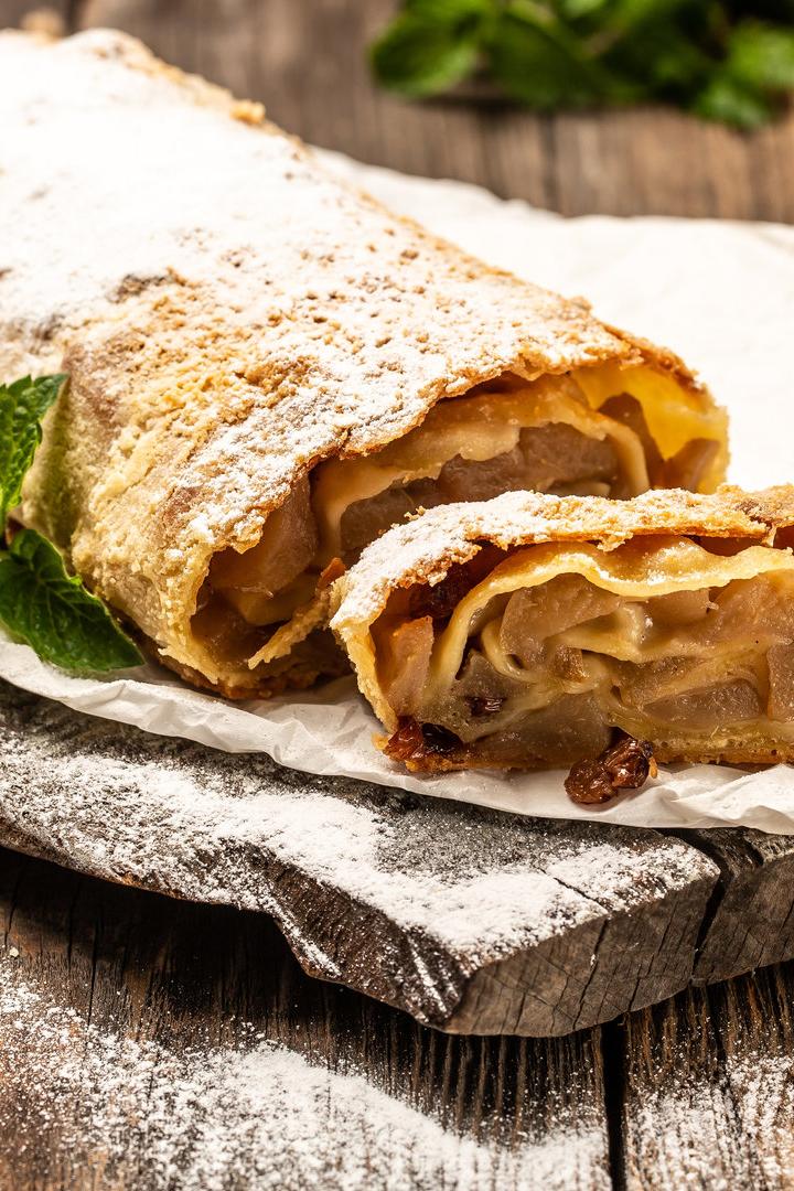 Apfelstrudel auf einem Brett und mit Staubzucker überdeckt