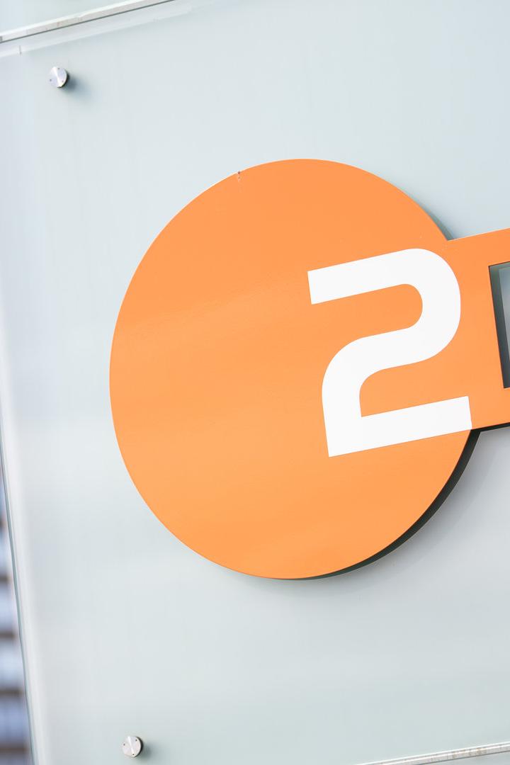 Das Logo des Fernsehsenders ZDF an einer Glasfassade.