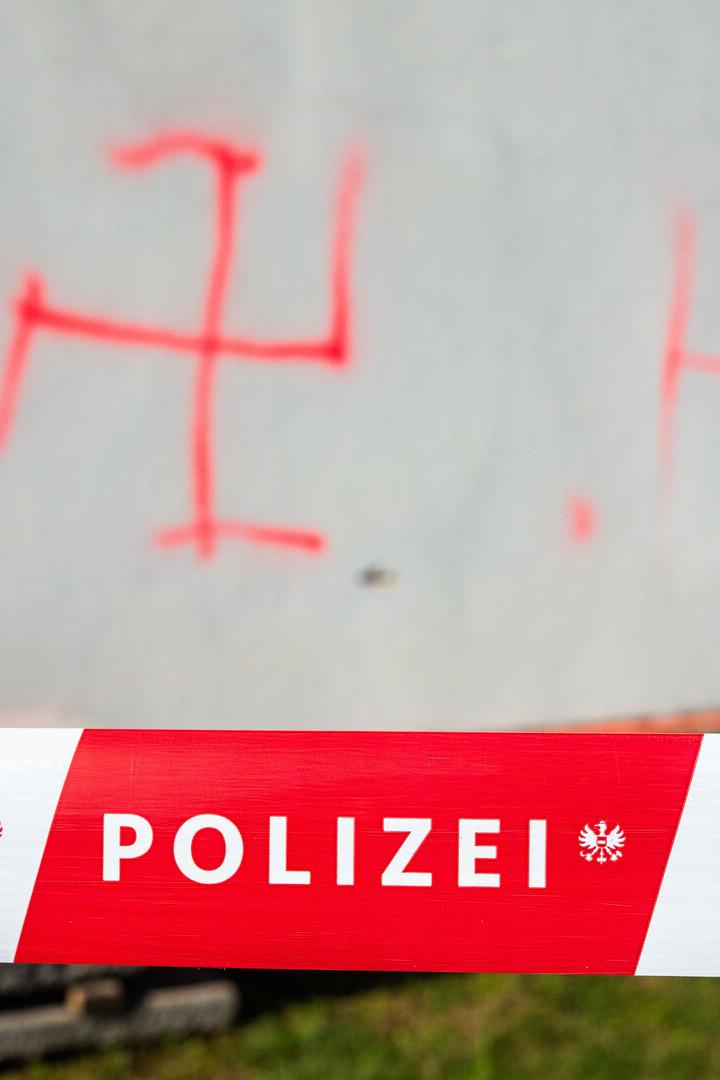 Hakenkreuz bei Brandanschlag auf den jüdischen Teil des Zentralfriedhofs. 