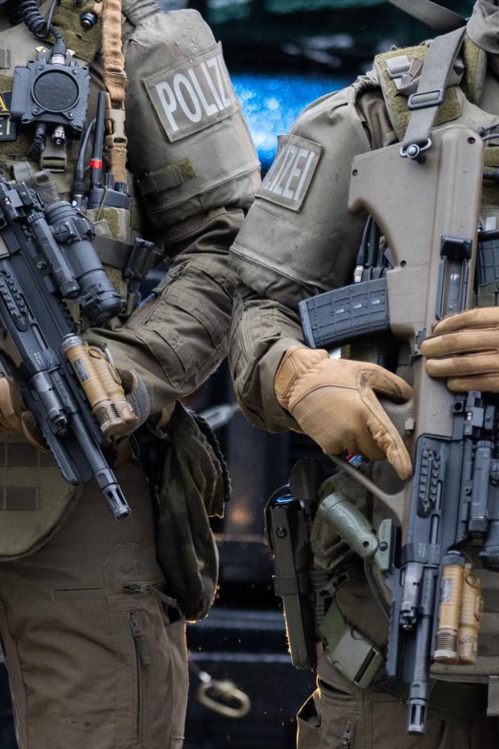Zwei Polizisten der Cobra mit taktischer Ausrüstung und Gewehren.
