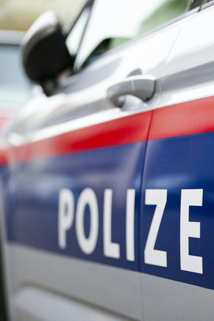 Polizeiautos stehen hintereinander 