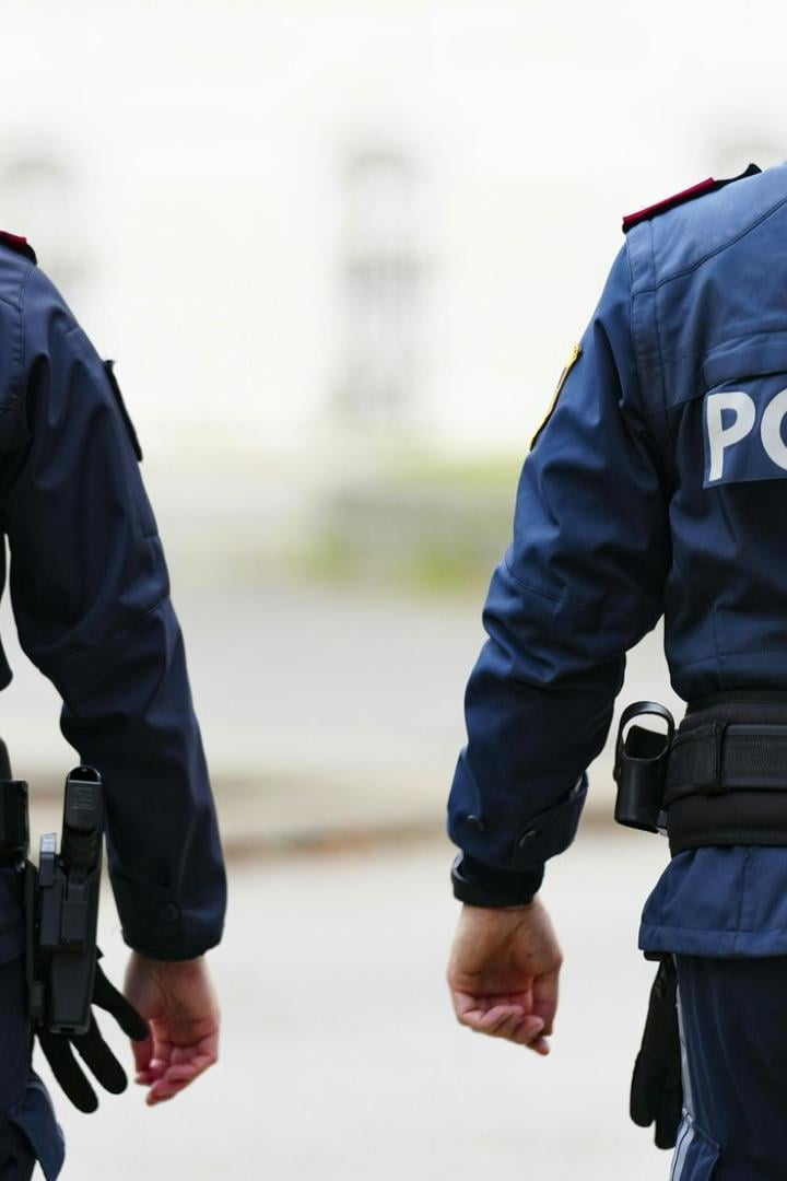 Zwei Polizisten gehen nebeneinander.