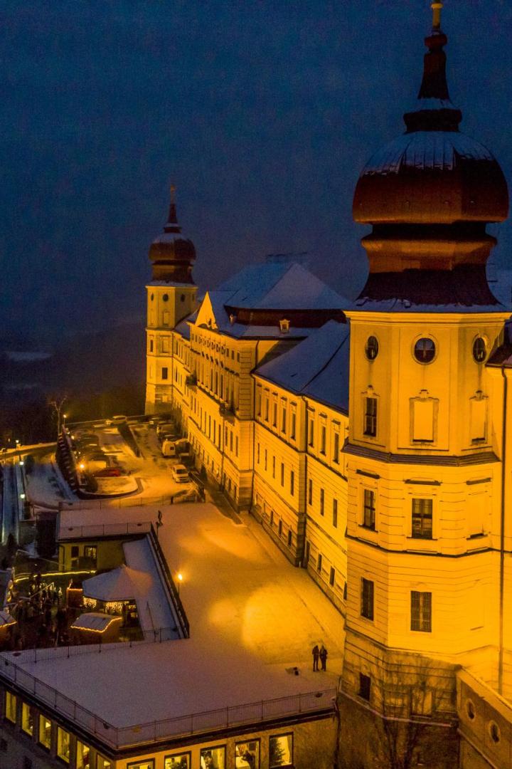 Der Adventmarkt im Stift Göttweig bei Nacht.