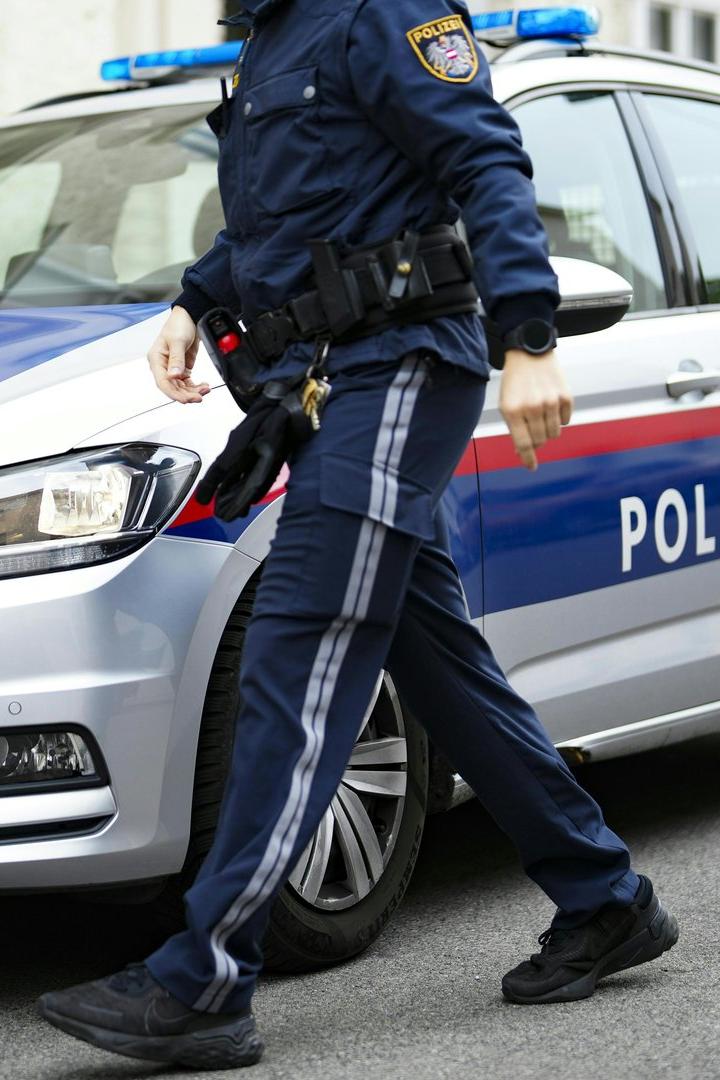 Polizist neben Auto
