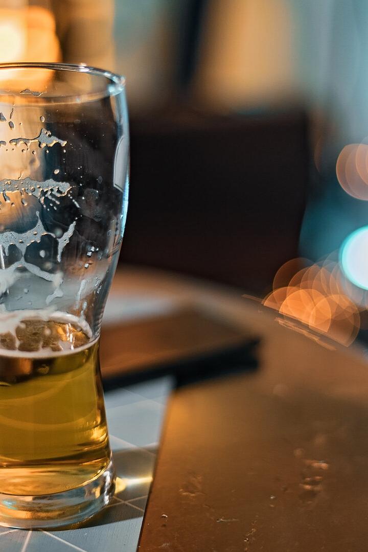 Ein Bierglas steht auf einem Tisch.