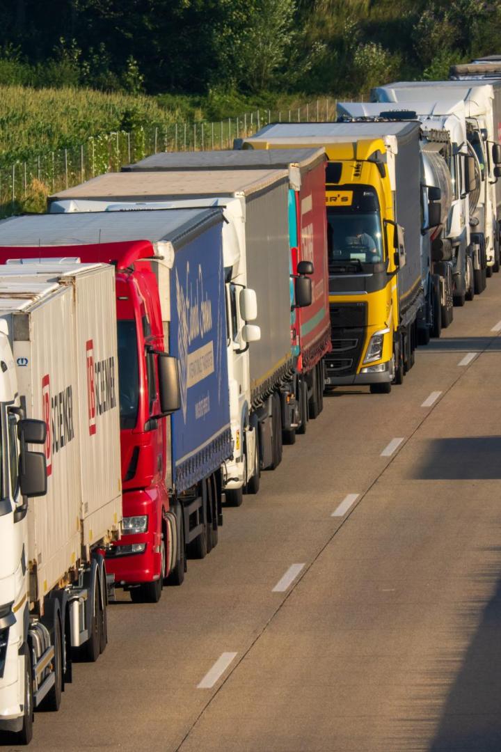 Reihen mit LKW stehen auf der Autobahn A93 in Richtung Tirol.