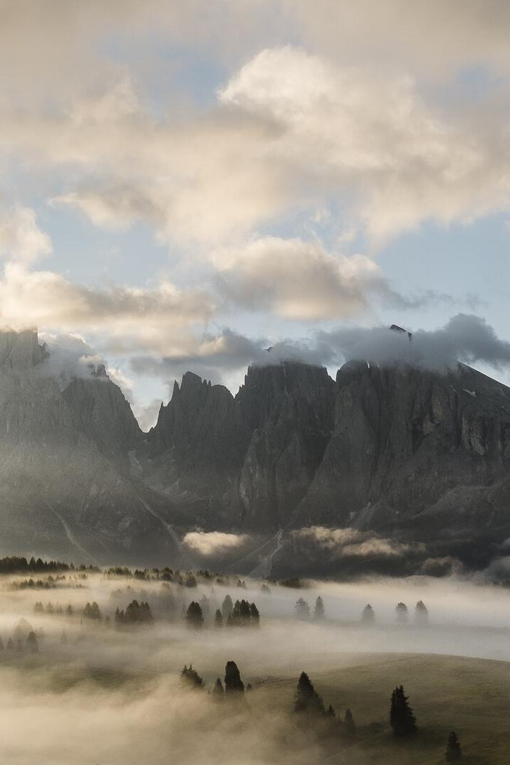 Langkofelgruppe in Südtrool im Nebel