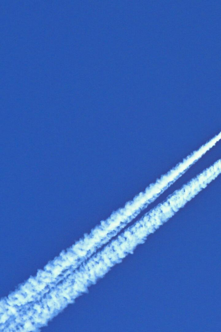 Flugzeug mit Kondensstreifen