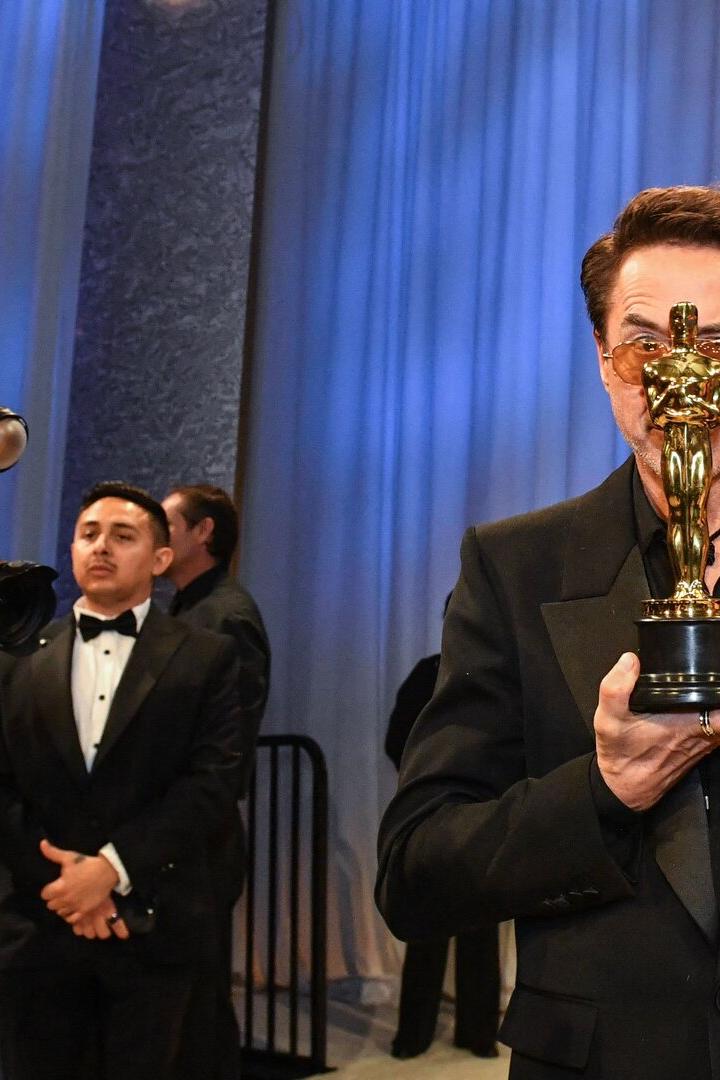 Robert Downey Jr. versteckte sich hinter seinem Oscar