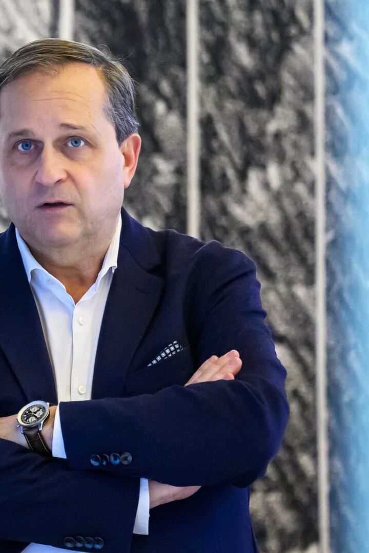 Dietmar Kerschbaum mit verschränkten Armen vor einer Wand.