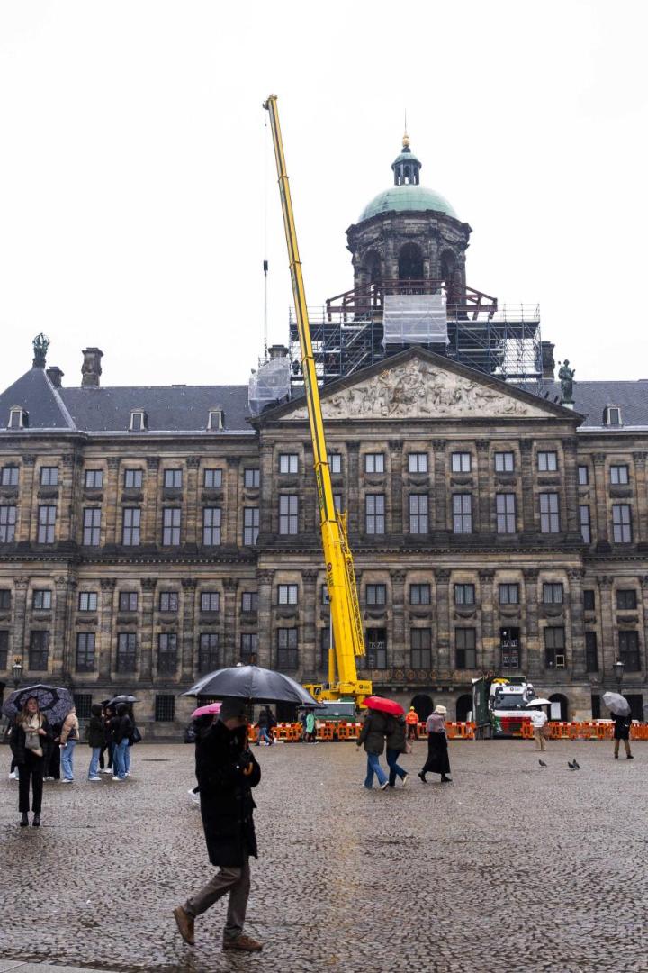 Statue wird vor Palast in Amsterdam bewegt.