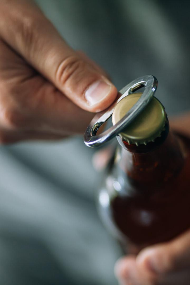 Auch beim Bier öffnen, braucht man Muckis.