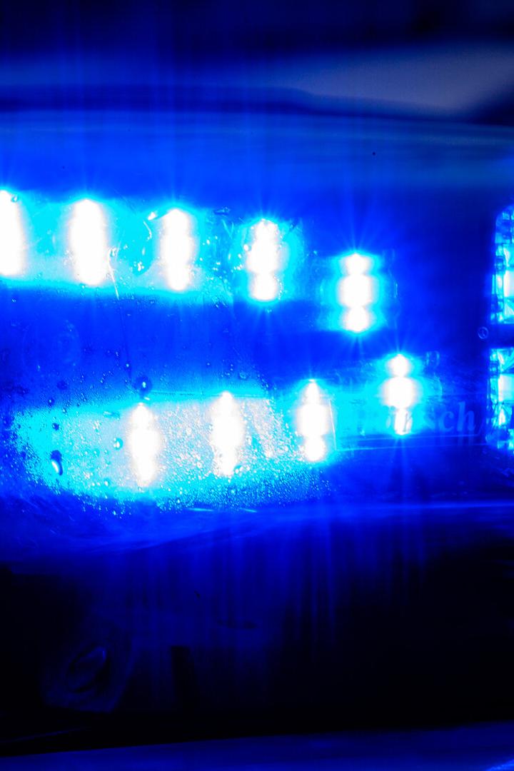 Das Foto zeigt Blaulicht eines Einsatzwagens der Polizei.