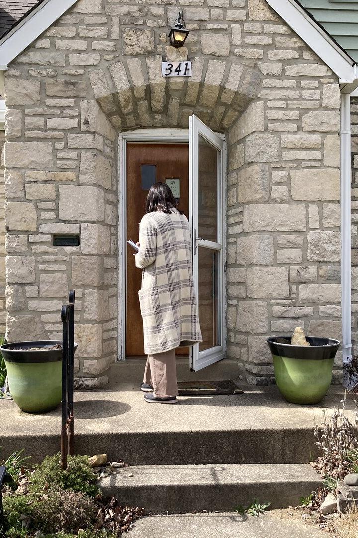 Eine Frau klopft an eine Haustür in Columbus, Ohio