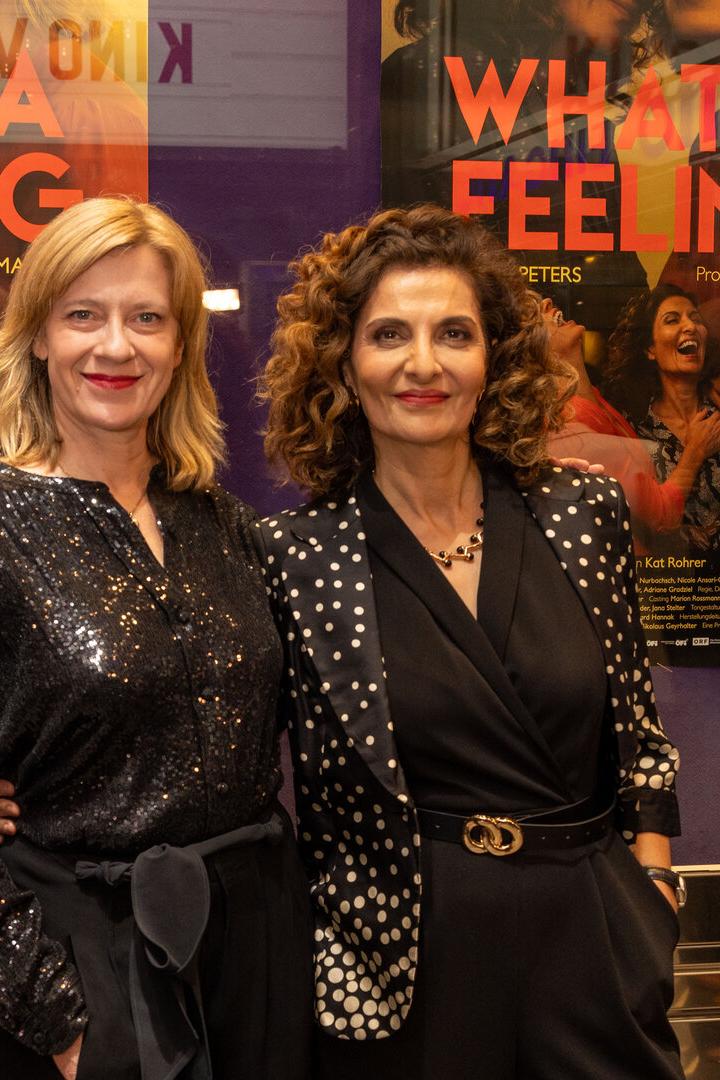 Die Hauptdarstellerinnen Caroline Peters und Proschat Madani