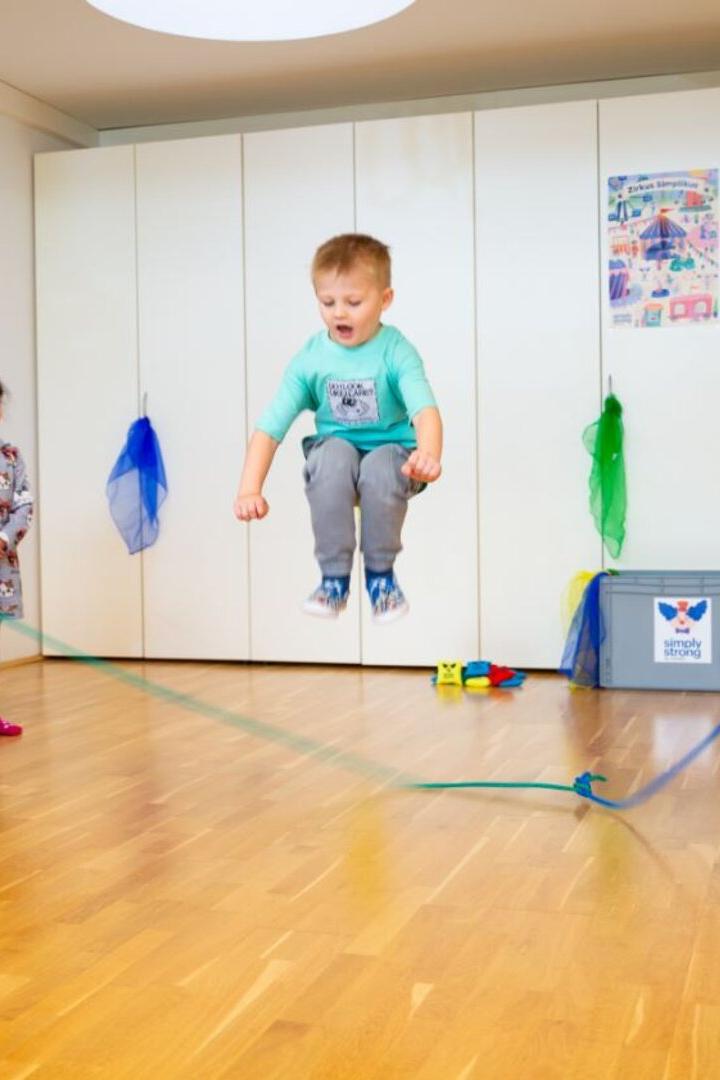 Ein Kind springt über ein Seil.