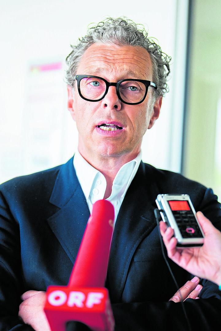 SPÖ-Stiftungsrat Heinz Lederer sieht bei einer Absage der Sondersitzung eine vergebene Chance, sich vor die ORF-Mitarbeiter zu stellen. Er lobt ausdrücklich den neuen Ethikkodex, der Nebenbeschäftigungen und die Social-Media-Nutzung strikt regelt