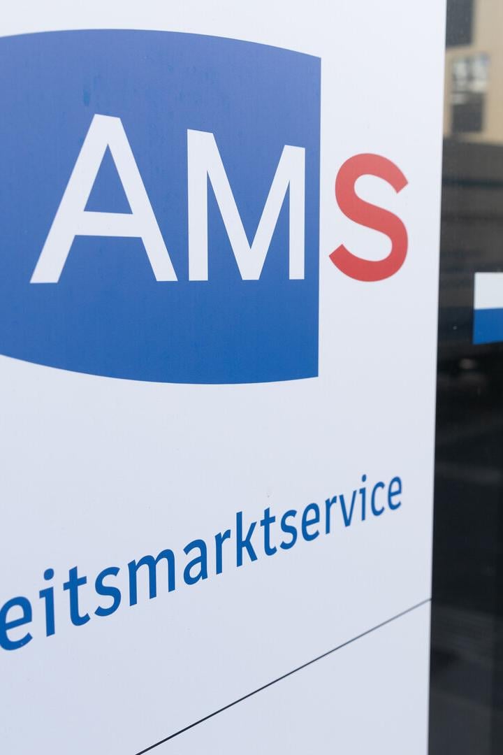 Das Logo des Arbeitsmarktservice (AMS) an einer Eingangstür.