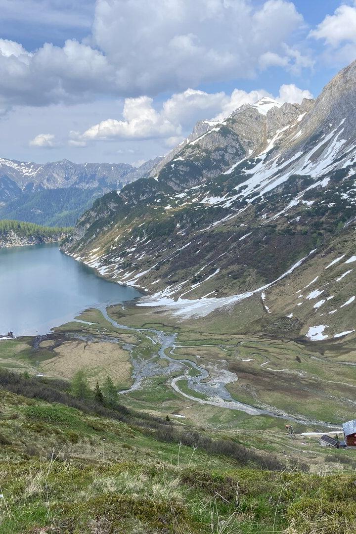 Blick auf den Tappenkarsee in Salzburg, Bergpanorama mit Berghütte, Gipfel mit Schnee bedeckt