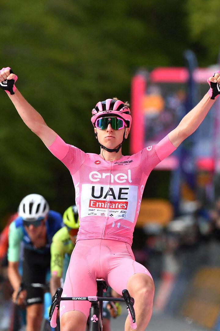 Tadej Pogacar jubelt über einen Etappensieg beim Giro d'Italia